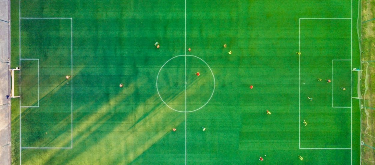 Dlaczego gra na trzeciego zawodnika jest fundamentem ataku pozycyjnego w piłce nożnej?